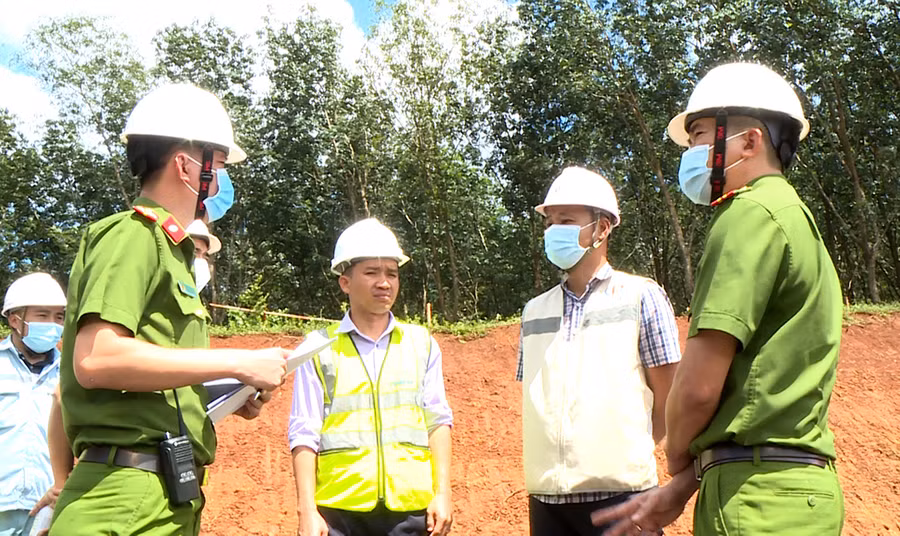  Lực lượng Công an trao đổi với đại diện công ty điện gió để nắm tình hình an ninh trật tự. Ảnh: Nguyễn Hữu