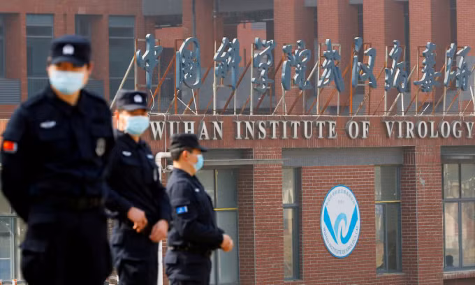 Nhân viên an ninh bên ngoài Viện Virus học Vũ Hán. Ảnh: Reuters