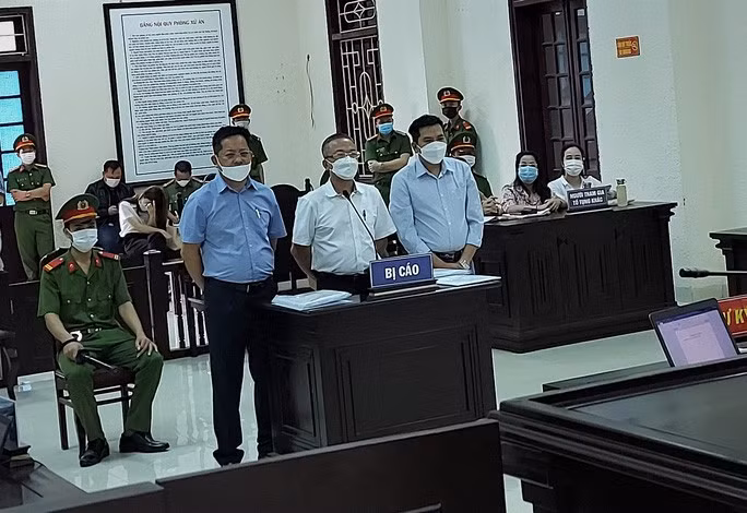 3 bị cáo lần lượt từ trái sang phải là Phan Bùi Bảo Thi, Lê Anh Dũng và Nguyễn Huy