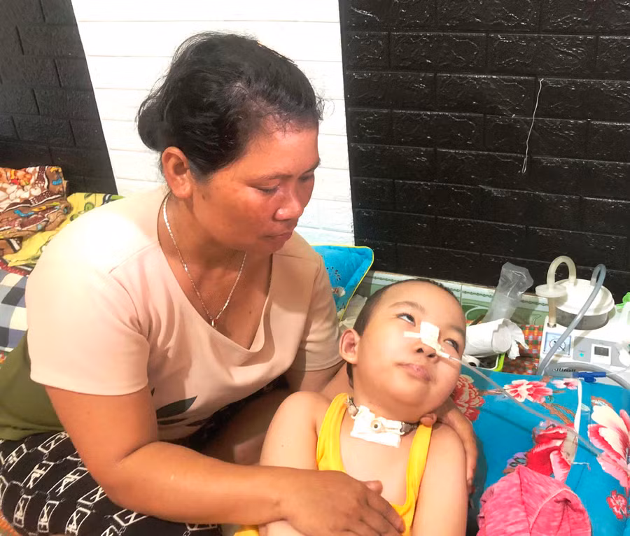 Cháu Ksor Phú được mẹ chăm sóc. Ảnh: Đinh Yến