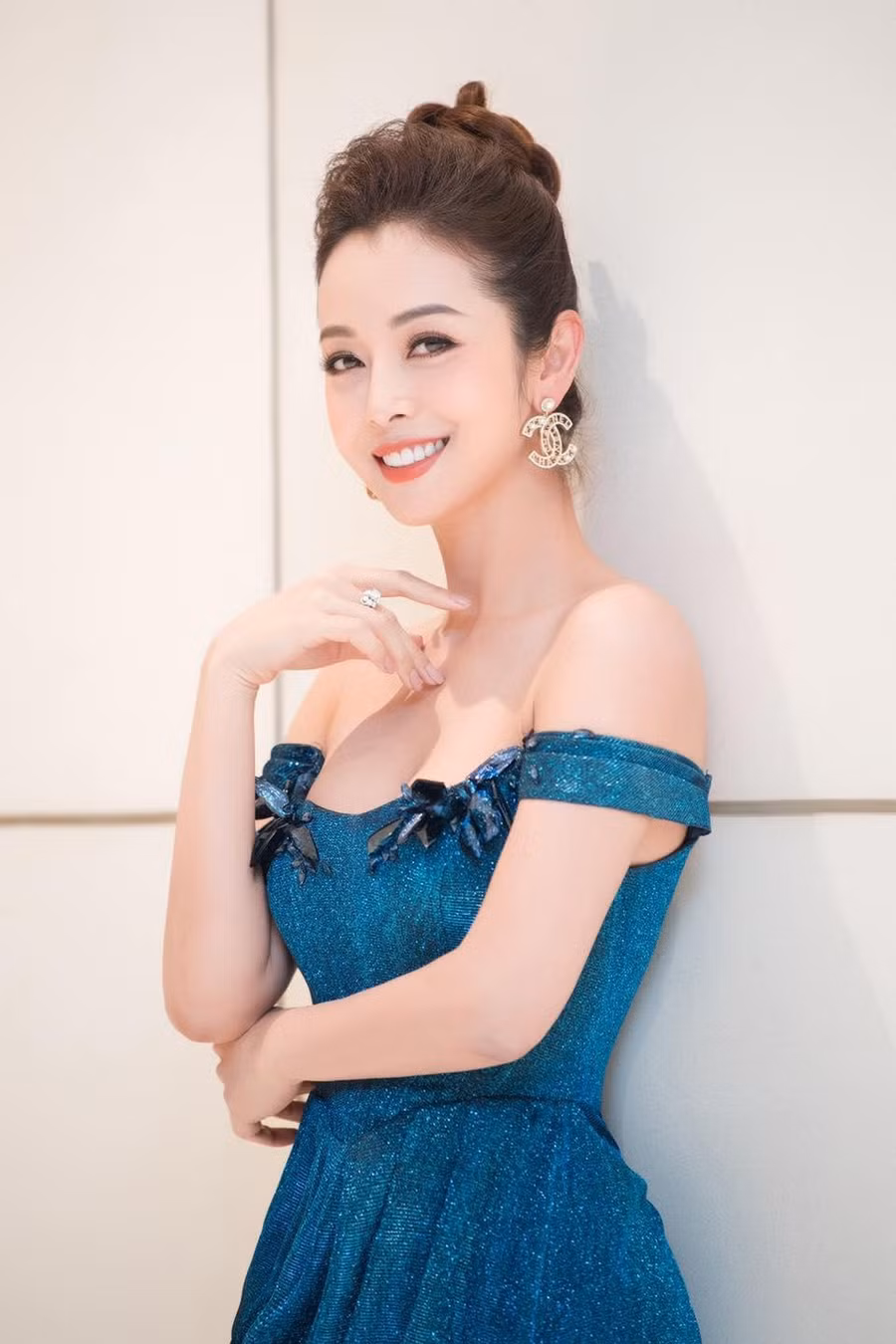 Không chỉ sở hữu nhan sắc xinh đẹp, Jennifer Phạm còn được nhiều người biết đến là bà xã của doanh nhân Đức Hải. Sau nhiều năm bên nhau, cả hai đã có với nhau 3 nhóc tì xinh xắn. Được biết, chồng của Hoa hậu châu Á tại Mỹ năm 2006 là con trai cả trong một gia đình có gia thế 