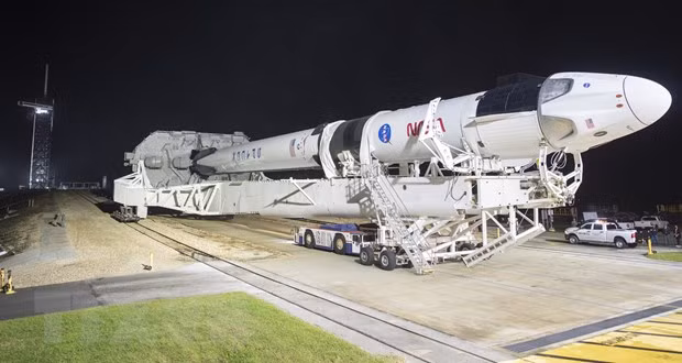 Tên lửa Falcon 9 của SpaceX mang theo Tàu vũ trụ Crew Dragon được chuyển tới bệ phóng tại trung tâm phóng tàu vũ trụ Kennedy của NASA ở Florida, Mỹ, ngày 9/11/2020. Ảnh: AFP/TTXVN
