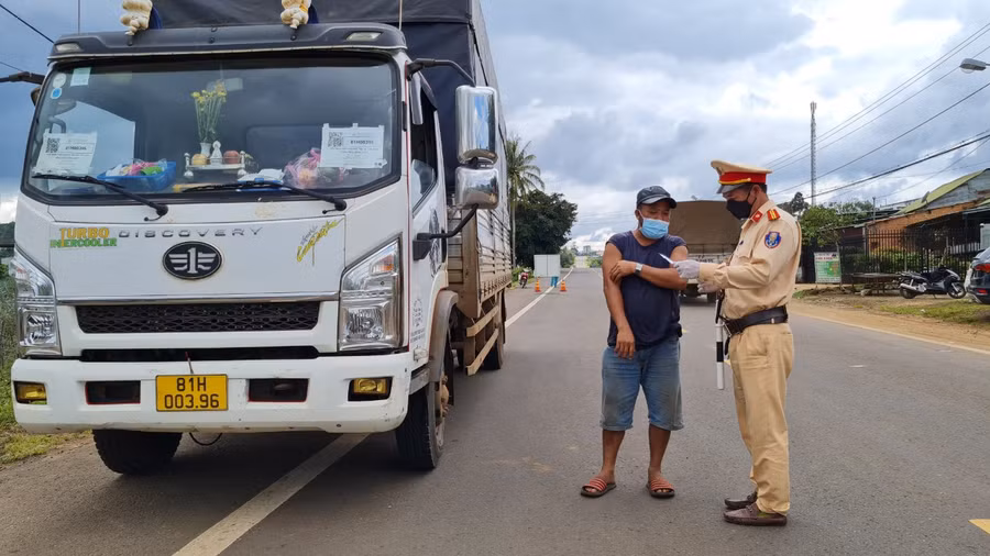 Lực lượng Cảnh sát Giao thông Công an TP. Pleiku kiểm tra phương tiện "luồng xanh" vào thành phố trên tuyến quốc lộ 14. Ảnh: Bá Bính Lực lượng Cảnh sát Giao thông Công an TP. Pleiku kiểm tra phương tiện