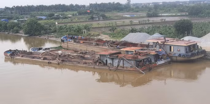 Tàu khai thác cát trái phép bị tạm giữ