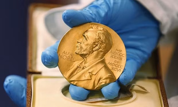 Huy chương Nobel giành cho người thắng giải. (Ảnh: AP) Huy chương Nobel giành cho người thắng giải. (Ảnh: AP)