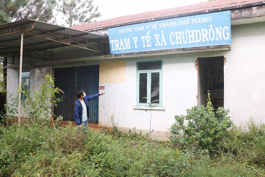  Trạm Y tế xã Chư Hdrông cũ bị bỏ hoang, cỏ mọc um tùm. Ảnh: Quang Tấn