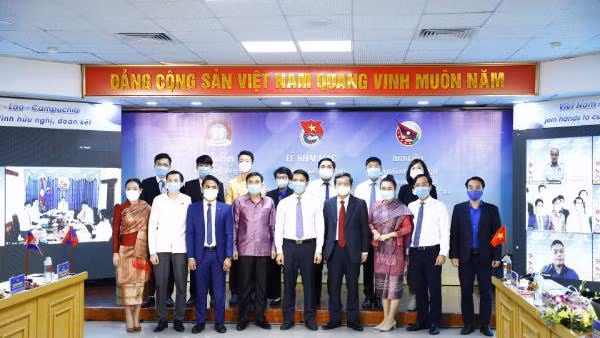 Các đại biểu thao gia giao lưu tại đầu cầu ở Việt Nam. Ảnh: Bảo Anh