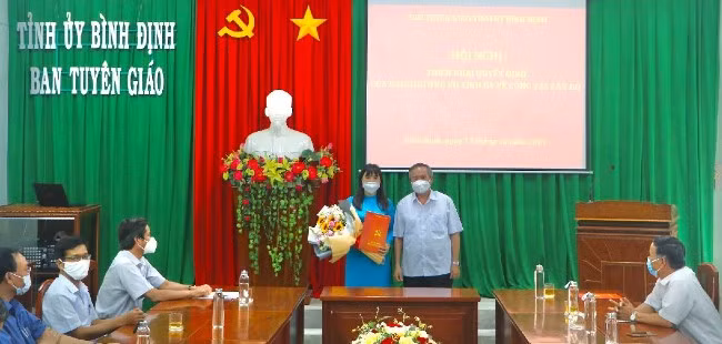 Ông Nguyễn Giờ, Trưởng Ban Tổ chức Tỉnh ủy Bình Định (phải), trao quyết định bổ nhiệm cho bà Nguyễn Thị Bích Ly. Ảnh Minh Thông