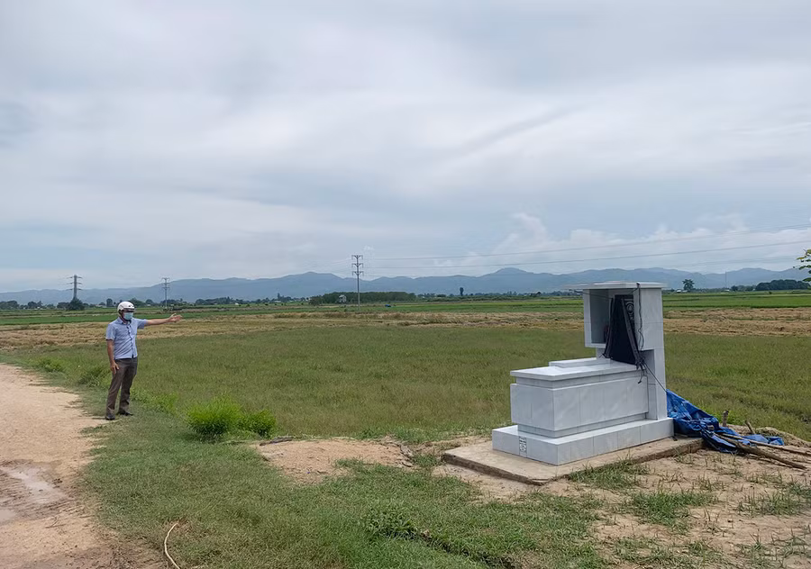 Khu nghĩa địa mới được xã Ia Trok (huyện Ia Pa) bố trí cho các hộ dân ở làng Bôn Tông Sê chôn cất người chết. Ảnh: Phương Linh Khu nghĩa địa mới được xã Ia Trok (huyện Ia Pa) bố trí cho các hộ dân ở làng Bôn Tông Sê chôn cất người chết. Ảnh: Phương Linh