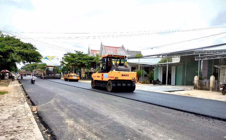  Nhà thầu đang huy động tối đa máy móc, nhân lực để đẩy nhanh tiến độ thi công Dự án cải tạo, nâng cấp các đoạn xung yếu trên quốc lộ 25 (Dự án thành phần 3). Ảnh: Hải Lê 