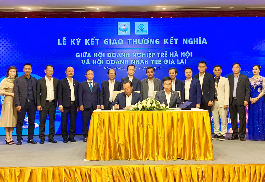 Ký kết giao thương kết nghĩa giữa Hội Doanh nhân trẻ tỉnh và Hội Doanh nghiệp trẻ Hà Nội tại chương trình tọa đàm kết nối đầu tư vào Gia Lai năm 2020 ở tỉnh Vĩnh Phúc. Ảnh: Kim Linh