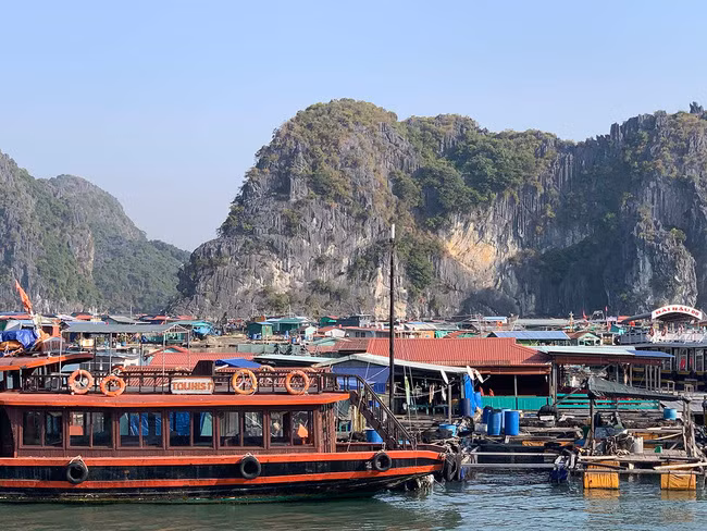 Làng chài Hòn Cái tại vịnh Lan Hạ, Cát Bà - Hải Phòng. Ảnh: Huy Hoàng