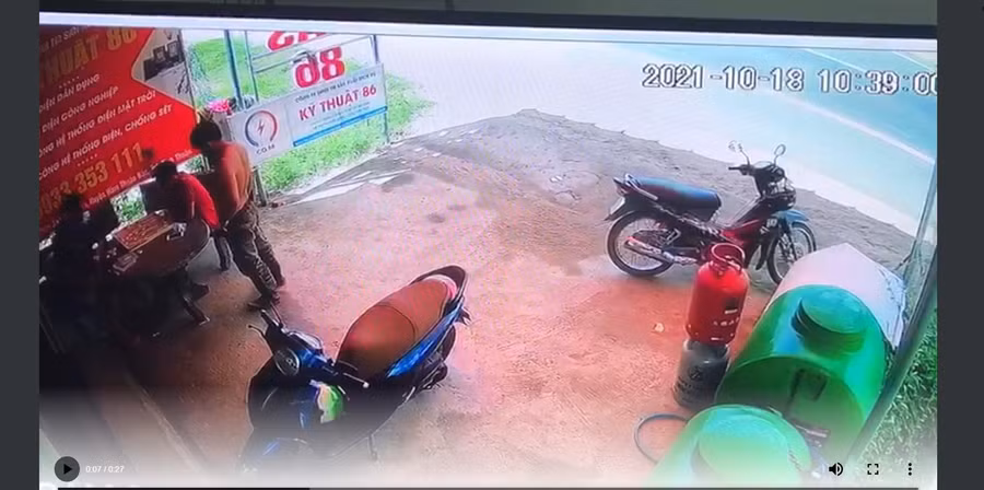 Hung thủ đứng sau xem nạn nhân chơi đánh cờ. Ảnh cắt từ clip Hung thủ đứng sau xem nạn nhân chơi đánh cờ. Ảnh cắt từ clip