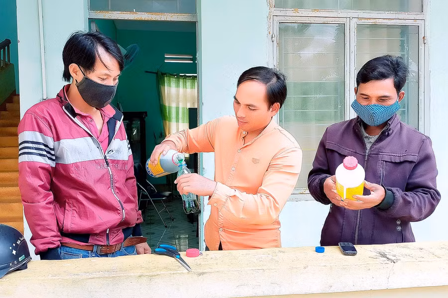 7. Cán bộ xã Ia Tiêm (huyện Chư Sê) hướng dẫn người dân sử dụng hoá chất Benkocid để phòng bệnh viêm da nổi cục ở bò.