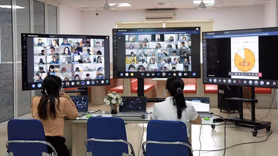 Giám sát học sinh làm bài kiểm tra trực tuyến ở Trường phổ thông liên cấp Nguyễn Siêu (Hà Nội). Ảnh: NHÀ TRƯỜNG CUNG CẤP