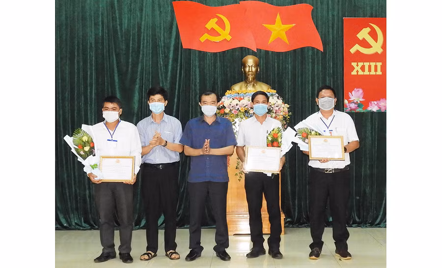 Trao giấy chứng nhận đạt giải cho các thí sinh có thành tích tiêu biểu tại Hội thi. Ảnh: Thanh Nhật