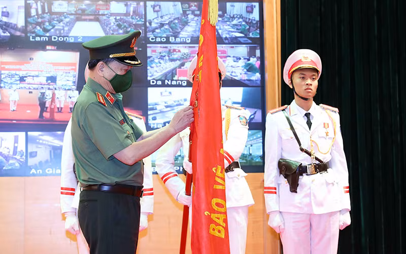 Đồng chí Tô Lâm thừa Ủy quyền của Chủ tịch nước gắn Huân chương Quân công hạng nhì lên cờ truyền thống của Cục Cảnh sát Phòng cháy chữa cháy và cứu nạn cứu hộ. Ảnh TTXVN Đồng chí Tô Lâm thừa Ủy quyền của Chủ tịch nước gắn Huân chương Quân công hạng nhì lên cờ truyền thống của Cục Cảnh sát Phòng cháy chữa cháy và cứu nạn cứu hộ. Ảnh TTXVN
