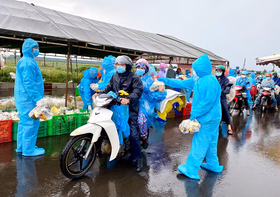 Hàng trăm suất quà được tặng cho người dân từ vùng dịch về lại địa phương qua địa phận tỉnh Gia Lai. Ảnh: Hà Duy