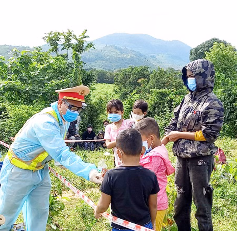 Lực lượng Cảnh sát Giao thông, Công an thị xã Ayun Pa hỗ trợ thức ăn, nước uống cho người dân. Ảnh: Vũ Chi