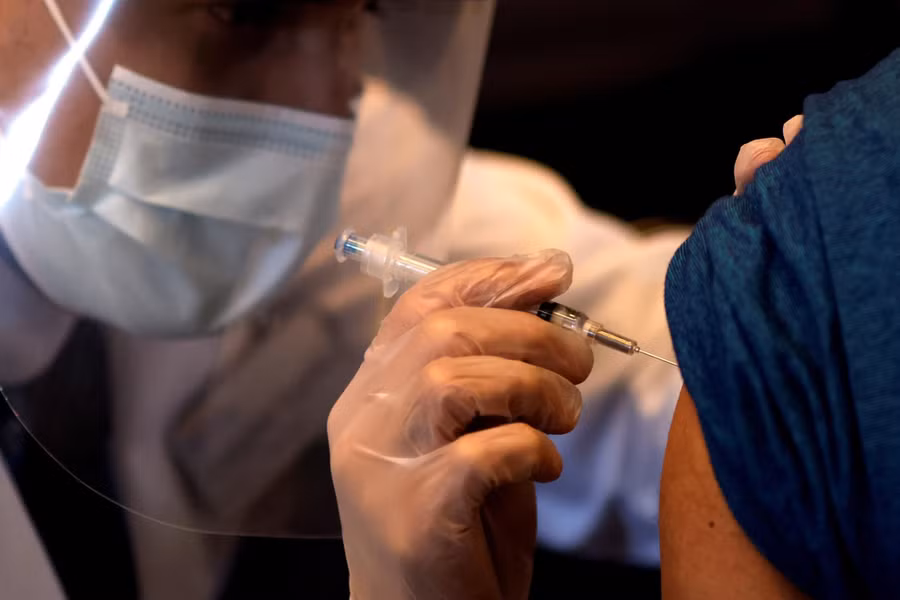 Một người đang được tiêm vắc xin. Ảnh: Reuters