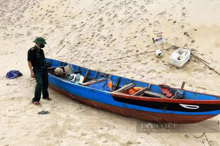  Lực lượng chức năng tìm kiếm quanh khu vực tàu bị đánh chìm, dạt vào bờ. Ảnh: Tr.H.