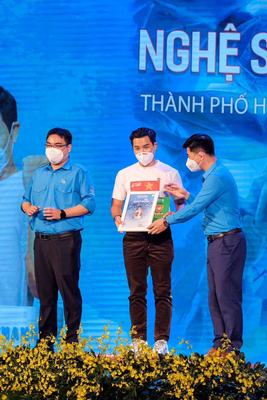 Hội Liên hiệp Thanh niên Việt Nam TP.HCM, Thành đoàn TP.HCM trao tặng bằng khen Nghệ sĩ vì cộng đồng cho MC Nguyên Khang. Ảnh: NVCC