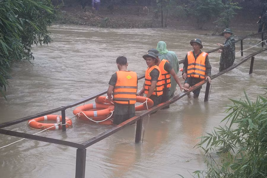 Cán bộ, chiến sĩ Bộ Chỉ huy Quân sự tỉnh và Ban Chỉ huy Quân sự huyện Ia Grai sửa chữa cây cầu ở làng Bek (xã Ia Bă) bị hư hại do mưa lớn. Ảnh: N.D