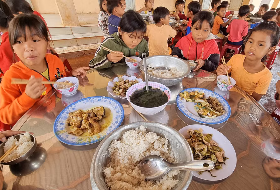 Bữa trưa của các em học sinh Trường Phổ thông Dân tộc Bán trú Tiểu học và THCS Đak Smar. Ảnh: Hà Phương Các em học sinh ăn trưa tại Trường Phổ thông Dân tộc bán trú xã Đak Smar. Ảnh: Hà Phương