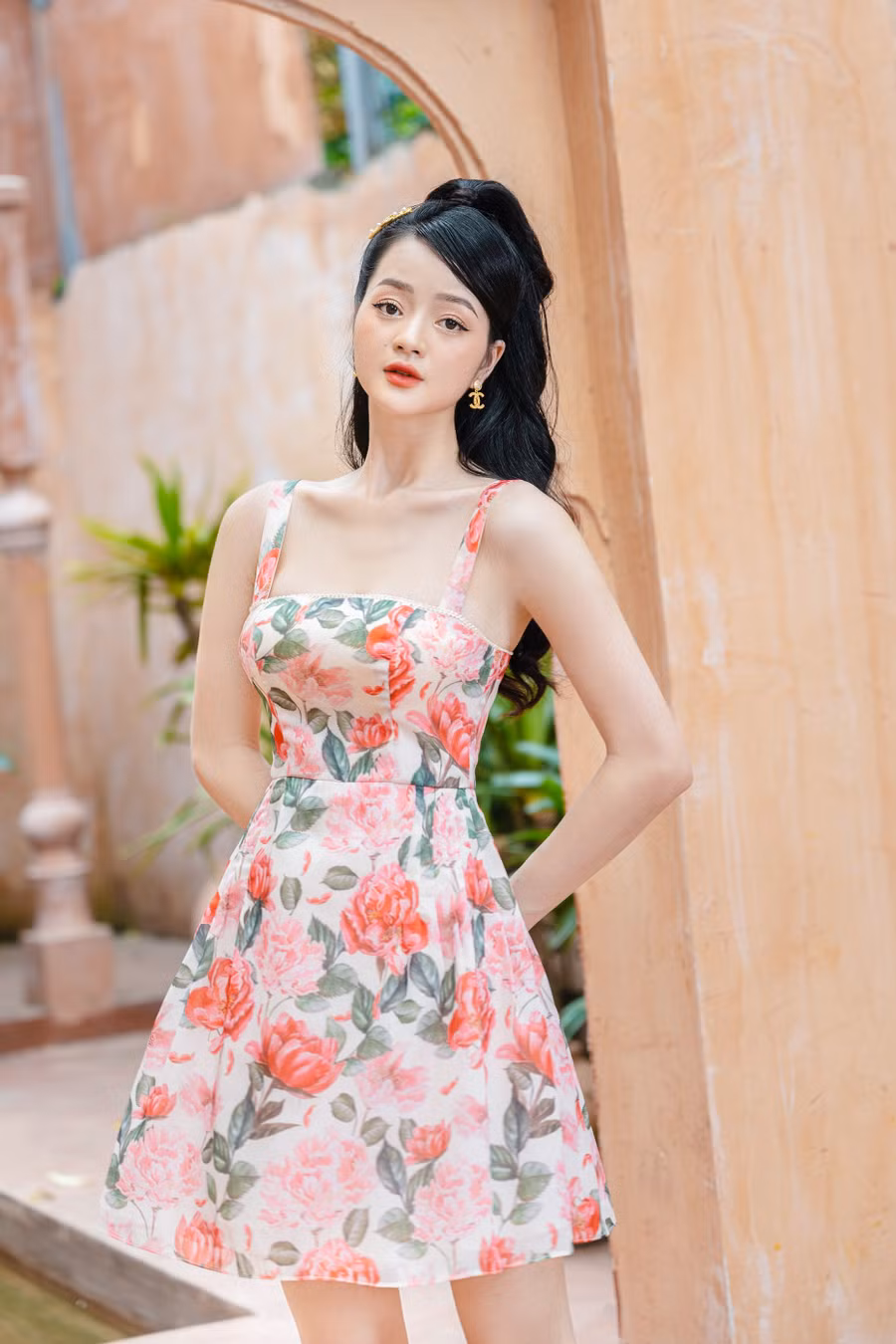 Những thiết kế váy hoa họa tiết hoa hồng dịu dàng giúp phái đẹp khoe xương quai xanh gợi cảm. Những thiết kế váy hoa họa tiết hoa hồng dịu dàng giúp phái đẹp khoe xương quai xanh gợi cảm.