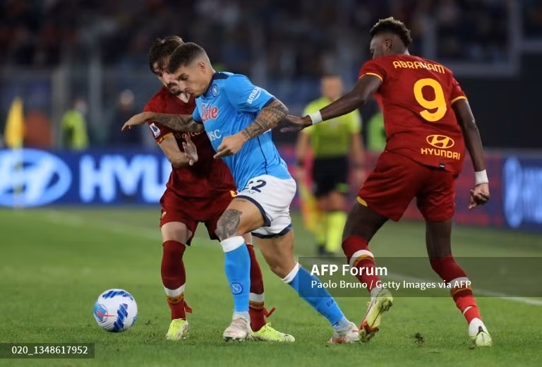 Napoli và AS Roma tạo nên một trận đấu cởi mở, với nhiều cơ hội ghi bàn. Điểm nhấn lớn nhất của trận đấu là tấm thẻ đỏ của Mourinho. Ảnh: AFP