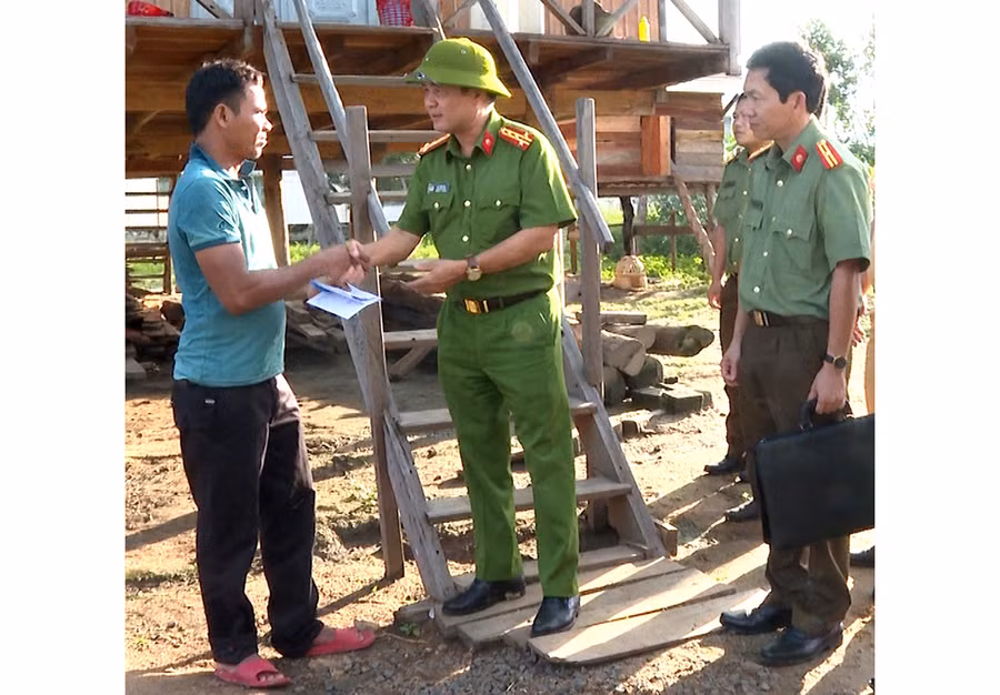  Đại tá Lê Văn Hà (thứ 2 từ trái sang)-Phó Giám đốc Công an tỉnh tặng quà, động viên gia đình bị ảnh hưởng do thiên tai tại thị xã Ayun Pa (ảnh chụp trước tháng 4-2021). Ảnh: Nguyễn Hữu