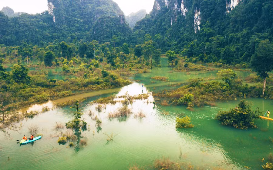 Chèo Kayak ở suối nước Moọc trong mùa mưa.