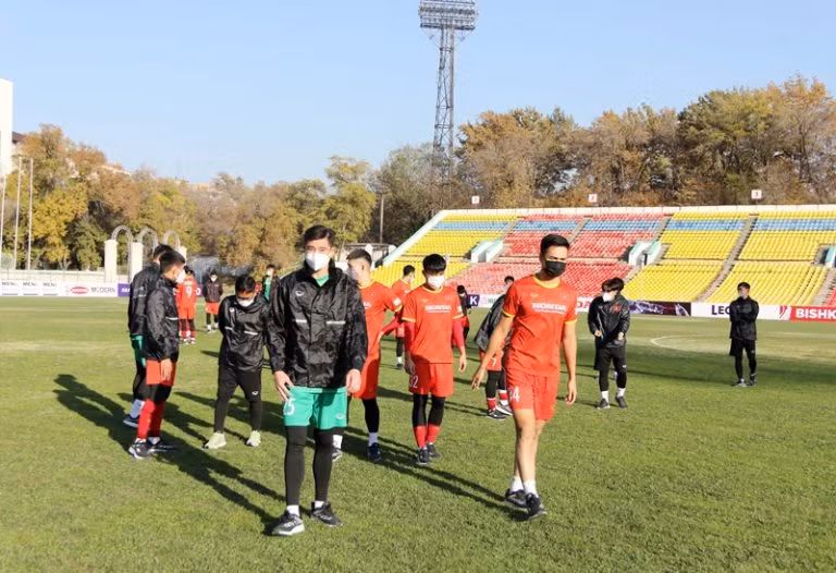 U23 Việt Nam không được tập luyện làm quen sân vận động Dolen Omurzakov. Ảnh: VFF