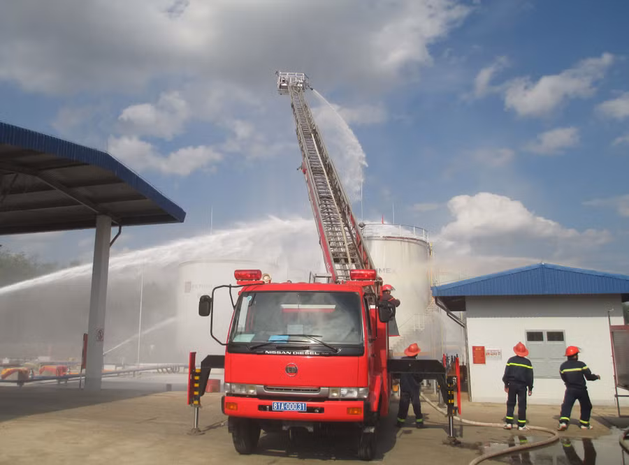 Diễn tập PCCC tại các đơn vị kinh doanh xăng dầu. Ảnh: Lê Anh