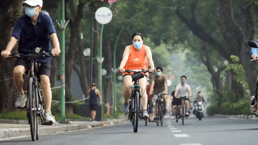 Người dân Hà Nội đạp xe tập thể dục sau thời gian giãn cách. Ảnh: Gia Hân