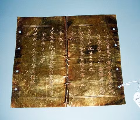 Sách phong bằng vàng do vua Gia Long cho làm vào năm 1807. Ảnh: Bảo tàng lịch sử Quốc gia Việt Nam