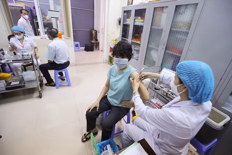 Cán bộ y tế tiêm vaccine COVID-19 cho người dân. Ảnh: Hải Nguyễn