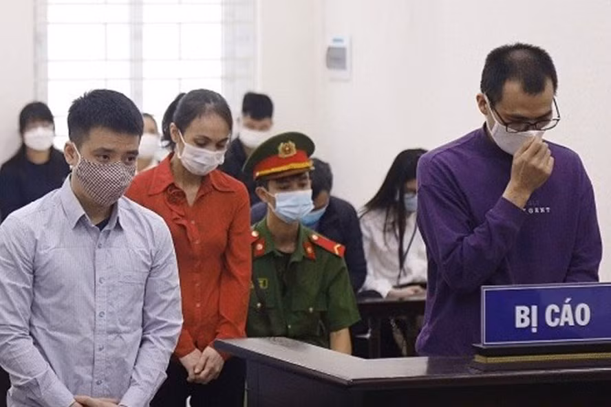 Cựu Kế toán trưởng Lê Văn Sinh (ngoài cùng bên phải) và thuộc cấp cũ tại phiên toà sơ thẩm. Ảnh: V.D