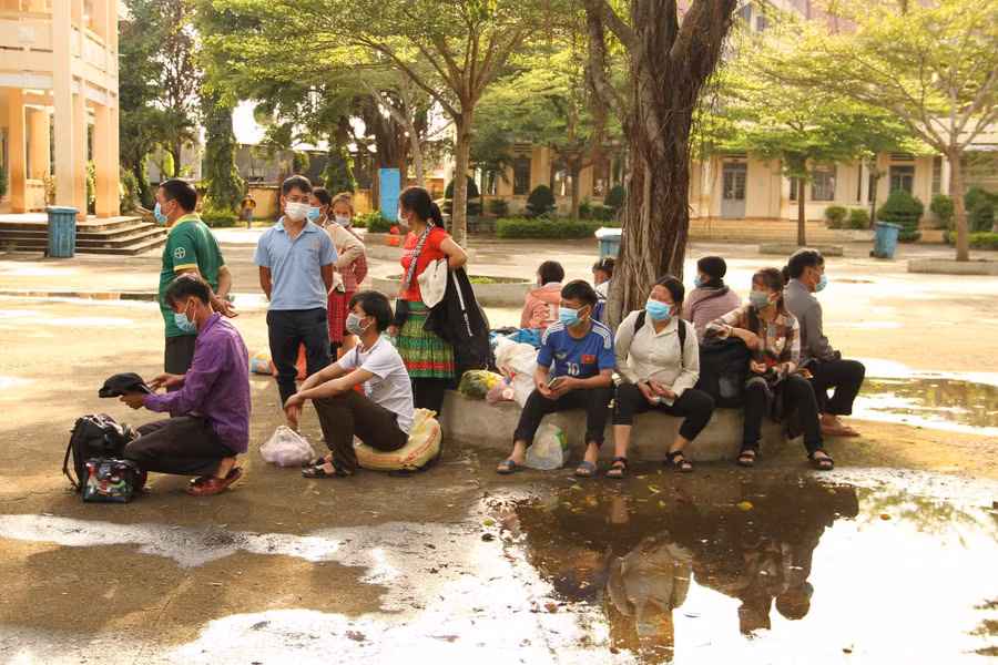 Nhóm của anh Sùng A Sủ đang chờ xe đưa rước qua tỉnh Gia Lai. Ảnh: Hoàng Bình