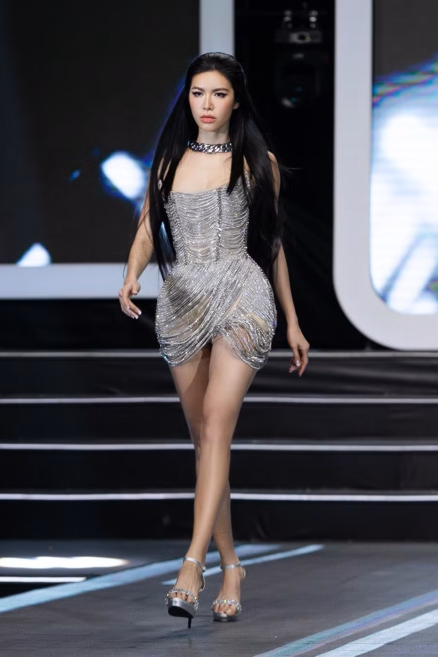 Với kỹ năng catwalk ấn tượng cùng thần thái cuốn hút, Minh Tú đã tạo được dấu ấn đặc biệt. Ngay khi buổi trình diễn được công chiếu trên nền tảng mạng xã hội, nhiều khán giả đã dành lời khen ngợi cho người đẹp 9X trong lần trở lại này. Ảnh: Windy Nguyễn Với kỹ năng catwalk ấn tượng cùng thần thái cuốn hút, Minh Tú đã tạo được dấu ấn đặc biệt. Ngay khi buổi trình diễn được công chiếu trên nền tảng mạng xã hội, nhiều khán giả đã dành lời khen ngợi cho người đẹp 9X trong lần trở lại này. Ảnh: Windy Nguyễn
