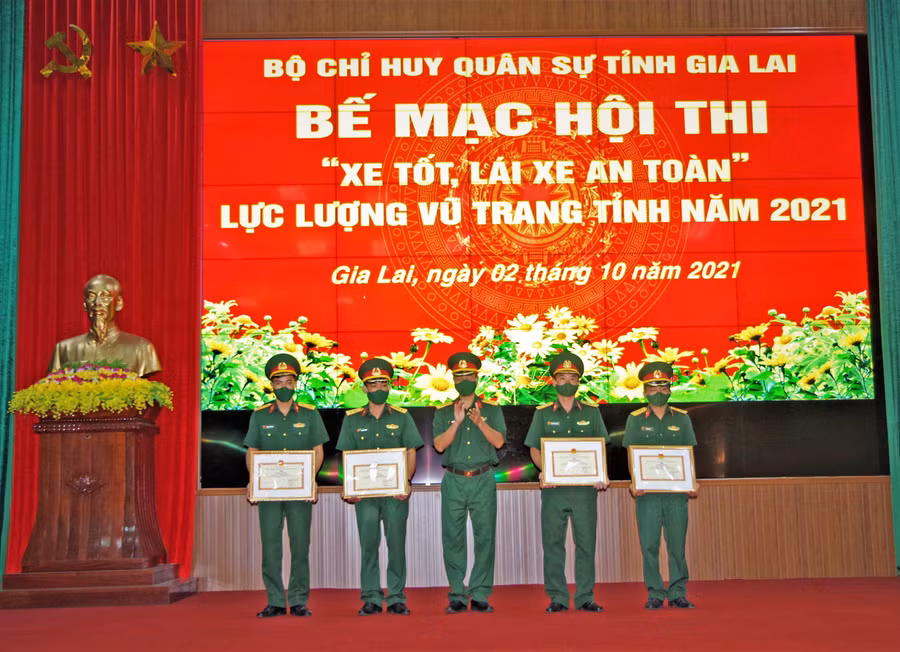 Trao giấy khen cho các cá nhân đạt giải trong hội thi. Ảnh: Huy Bắc.