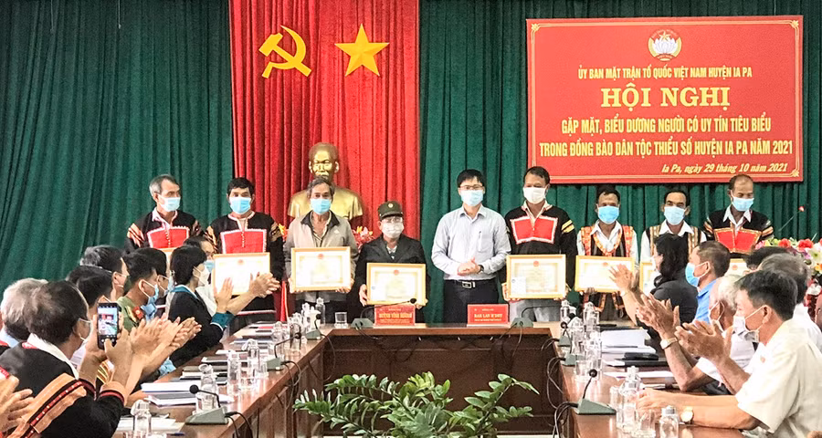  Uỷ ban nhân dân huyện Ia Pa tặng giấy khen cho 8 cá nhân người uy tín tiêu biểu. Ảnh: Lê Đại