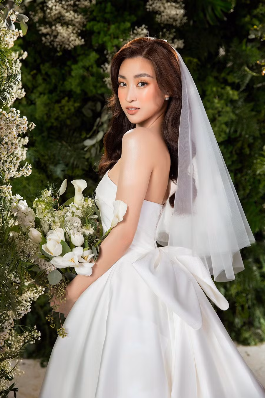 Sau khi dịch bệnh được kiểm soát, các nghệ sĩ cũng như các nhà thiết kế bắt đầu chuẩn bị cho các hoạt động của mình. Mới đây, nhà thiết kế Lê Thanh Hòa vừa tung ra một bộ sưu tập áo cưới ấn tượng để đánh dấu sự trở lại sau thời gian 