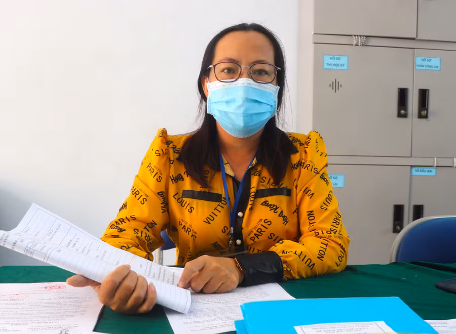 Bà Đặng Thị Bích Tỵ-Phó Hiệu trưởng Trường THCS Trưng Vương (phường An Tân, thị xã An Khê) trao đổi thông tin với phòng viên về các vấn đề phụ huynh học sinh phản ánh. Ảnh: Ngọc Minh 