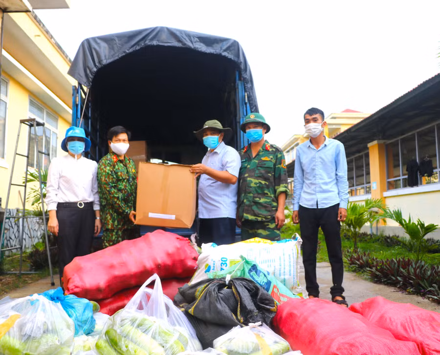 Ủy ban MTTQ Việt Nam thị xã An Khê tặng đồ bảo hộ và rau củ quả cho khu cách ly tại Trường THPT Dân tộc Nội trú Đông Gia Lai. Ảnh: Ngọc Minh