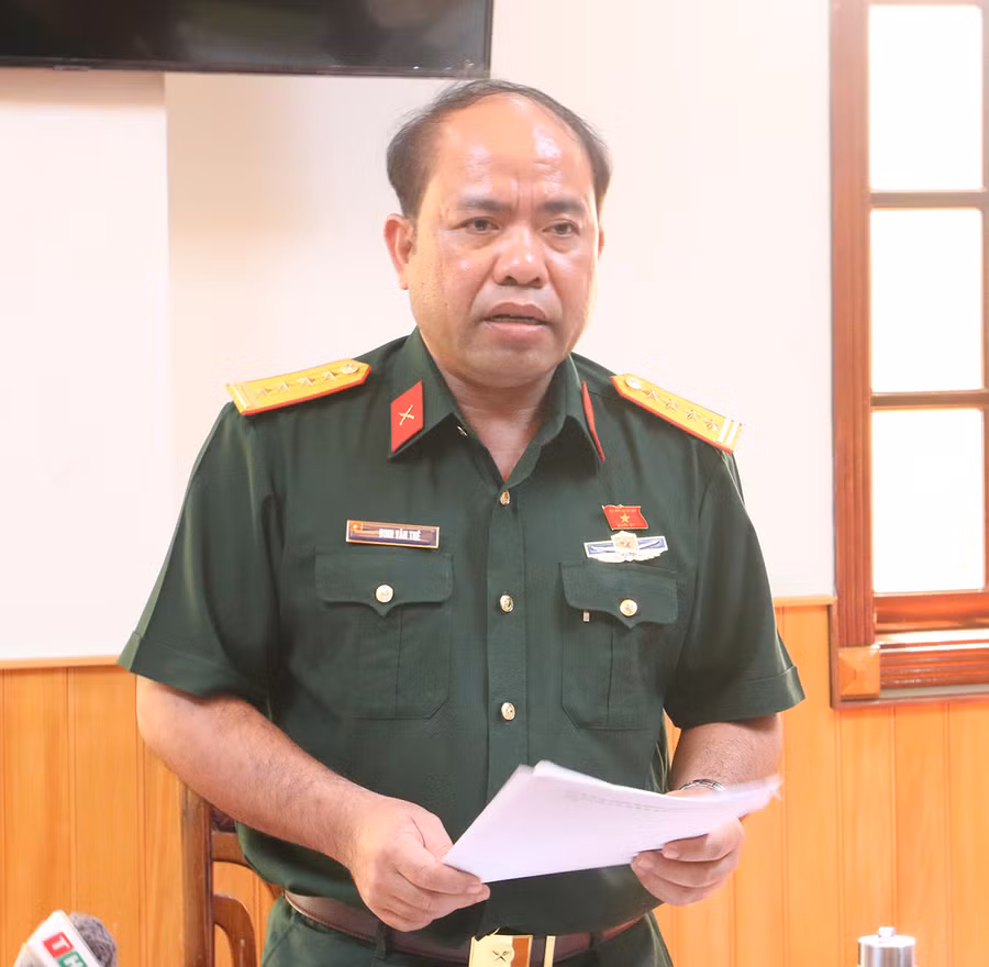 Đại biểu Đinh Văn Thê-Đại tá, Phó Chỉ huy trưởng Bộ Chỉ huy Quân sự tỉnh đề nghị sửa đổi, bổ sung và bãi bỏ một số nội dung không cần thiết trong dự thảo Luật. Ảnh: Quang Tấn Đại biểu Đinh Văn Thê-Đại tá, Phó Chỉ huy trưởng Bộ Chỉ huy Quân sự tỉnh đề nghị sửa đổi, bổ sung và bãi bỏ một số nội dung không cần thiết trong dự thảo Luật. Ảnh: Quang Tấn