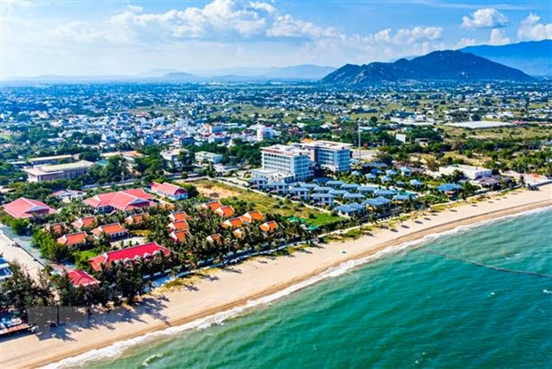 Nhiều resort đã được đầu tư xây dựng tại khu vực biển Bình Sơn-Ninh Chữ, thành phố Phan Rang-Tháp Chàm. Ảnh: Công Thử/TTXVN