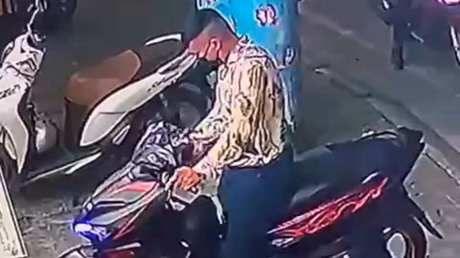 Đối tượng ra tay nhanh như chớp tráo vàng thật thành vàng giả. Ảnh: CACC Đối tượng ra tay nhanh như chớp tráo vàng thật thành vàng giả. Ảnh: CACC