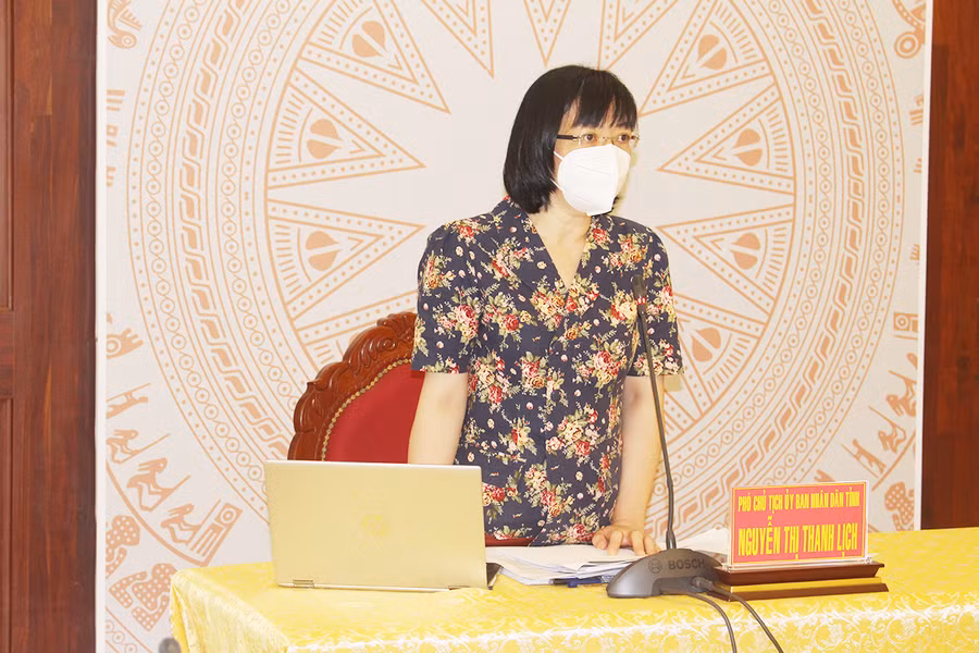 Đồng chí Nguyễn Thị Thanh Lịch-Phó Chủ tịch UBND tỉnh, Phó Trưởng ban Thường trực Ban Chỉ đạo phòng-chống dịch Covid-19 phát biểu tại cuộc họp. Ảnh: Phan Lài