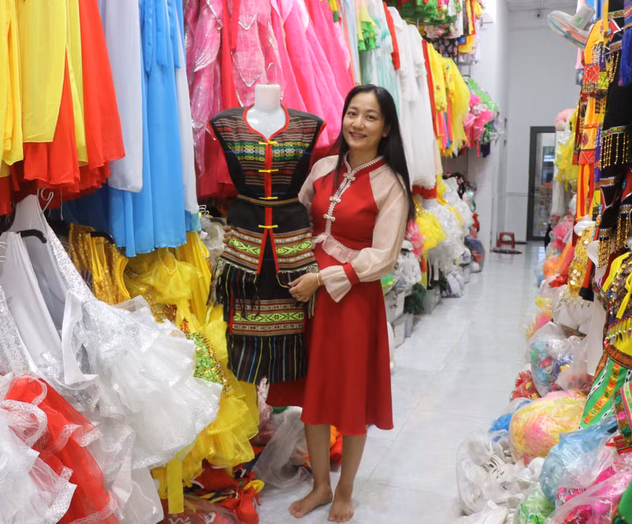 Hàng năm, 2 cơ cở cho thuê trang phục biểu diễn của chị Phạm Thị Thu Thủy tạo việc làm cho 8 hội viên phụ nữ và 10 người có thu nhập thêm từ việc gia công sản phẩm trang phục. Ảnh Ngọc Minh 